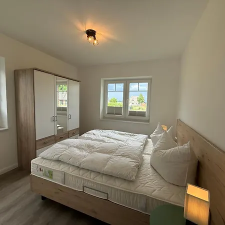 펜션 Grosses In Mellnitz Auf Ruegen Mit 5 Schlafzimmer 포세리츠