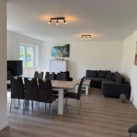Grosses In Mellnitz Auf Ruegen Mit 5 Schlafzimmer * 포세리츠