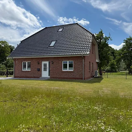 펜션 Grosses In Mellnitz Auf Ruegen Mit 5 Schlafzimmer 포세리츠